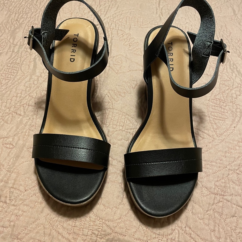 Wedge strappy heal